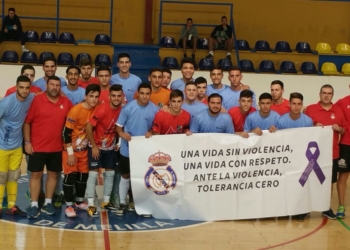 Los jugadores de ambos equipos posaron antes del inicio del encuentro de liga