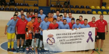 Los jugadores de ambos equipos posaron antes del inicio del encuentro de liga