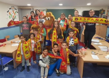 La mascota de la RFEBM, Rosca, visita la ludoteca Patio Sevilla