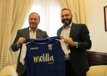Al presidente de la Autoridad Portuaria se le hizo entrega de una camiseta de la UD Melilla.