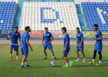 Corrillo de jugadores azulinos, sobre el césped del estadio municipal Álvarez Claro