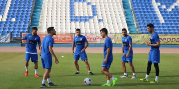 Corrillo de jugadores azulinos, sobre el césped del estadio municipal Álvarez Claro