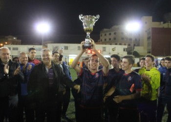 Entrega del trofeo al ganador de la final.
