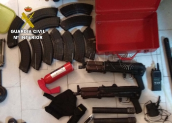 Parte del material que fue intervenido por la Guardia Civil en el domicilio del detenido, en el pueblo de El Parador de las Hortichuelas-Roquetas de Mar, en Almería.