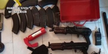 Parte del material que fue intervenido por la Guardia Civil en el domicilio del detenido, en el pueblo de El Parador de las Hortichuelas-Roquetas de Mar, en Almería.