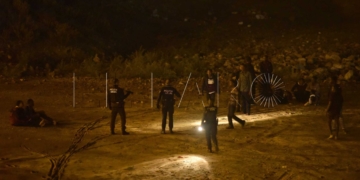 Los inmigrantes nada más salir del agua, intentando ser reagrupados por las primeras patrullas que llegaban al lugar