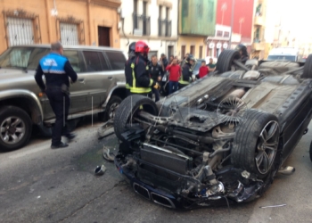 Un coche vuelca en Padre Lerchundi y los Bomberos tienen que ponerlo en pie