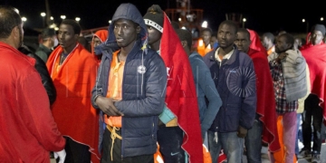 GRA391. MOTRIL. 11/11/2017.- LLegan al puerto de Motril los 56 inmigrantes, entre las que se encuentran siete mujeres y un niño de corta edad, que Salvamento Marítimo ha rescatado esta tarde cuando navegaban en una patera en las cercanías de la isla de Alborán. EFE/Miguel Paquet