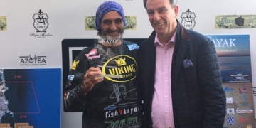 José Manuel Berrueco, con su copa de campeón, siendo entregada por Antonio Miranda