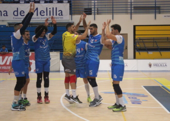 Faisal Mohamed, en el centro, una de las promesas del voleibol local.