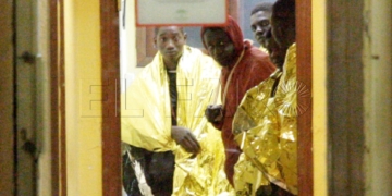 GRAF1815. MELILLA, 26/12/2017.- Llegada al puerto de Melilla de los 27 inmigrantes de origen subsahariano que llegaron anoche en patera a las Islas Chafarinas, entre ellos cuatro mujeres y cinco que han dicho ser menores de edad. EFE/ F.G.Guerrero