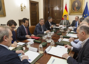 Zoido promete cifras concretas para la equiparación salarial en 20 días