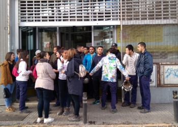 Alumnos de la Escuela Taller protestan en el SEPE por el retraso en el cobro de las becas