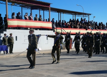 El Ramix 32 luce pólvora en honor a Santa Bárbara, patrona de Artillería