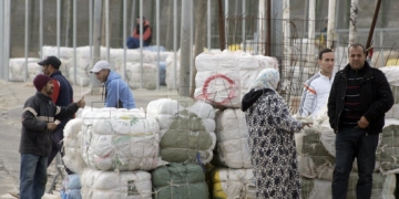GRA300. MELILLA, 19/01/2016.- La tranquilidad regresa al paso fronterizo de Barrio Chino de Melilla tras el tumulto que ha tenido lugar esta mañana, como consecuencia del cual dos guardias civiles ha resultado heridos, uno más grave, con una brecha en la frente, por la que ha recibido nueve puntos de sutura y, otro menos grave, con un fuerte golpe en un brazo. EFE/F. G. Guerrero