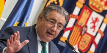 GRAF3673 SEVILLA, 04/12/2017.- El ministro del Interior, Juan Ignacio Zoido, ha opinado hoy que la aplicación del artículo 155 de la Constitución para mantener el orden democrático en Cataluña que, ha recordado, "nunca en casi cuarenta años había tenido que ser utilizado afortunadamente" demuestra la vigencia de la Carta Magna, durante la entrega de la decimotercera edición de los "Premios Plaza de España'. EFE/Raúl Caro.