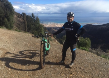 El deportista de nuestra ciudad, en una de sus sesiones de entrenamientos por carreteras marroquíes