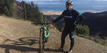 El deportista de nuestra ciudad, en una de sus sesiones de entrenamientos por carreteras marroquíes