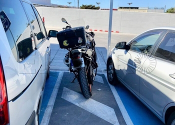 Denuncian que las motos ocupen plazas de discapacitados en   el centro comercial
