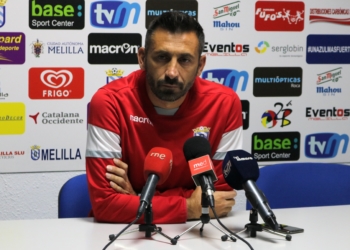 El técnico Manolo Herrero, durante su comparecencia en la sala de prensa del estadio Álvarez Claro.