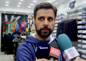 Alejandro Alcoba, atendiendo a los medios de comunicación.