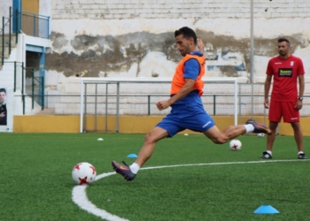 Rubén Martínez, durante uno de los entrenamientos realizados esta temporada sobre el césped sintético del campo federativo de La Espiguera.