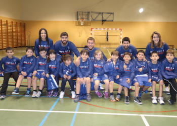 Los jugadores del primer equipo junto a los chicos del Babybasket y sus dos entrenadoras.