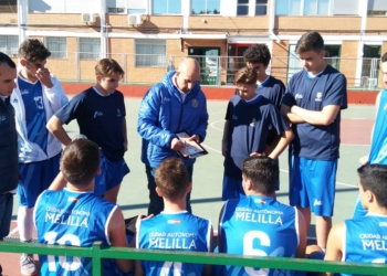 El técnico da instrucciones a sus jugadores durante uno de los encuentros disputados en Málaga.