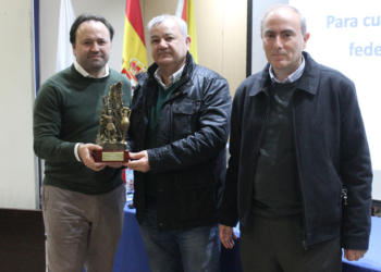 Fede Vidal recibió la figura de Pedro de Estopiñán como obsequio por la ponencia realizada y en la que contó con los componentes de la selección sub-19.