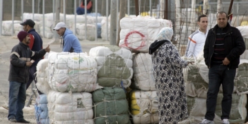 GRA300. MELILLA, 19/01/2016.- La tranquilidad regresa al paso fronterizo de Barrio Chino de Melilla tras el tumulto que ha tenido lugar esta mañana, como consecuencia del cual dos guardias civiles ha resultado heridos, uno más grave, con una brecha en la frente, por la que ha recibido nueve puntos de sutura y, otro menos grave, con un fuerte golpe en un brazo. EFE/F. G. Guerrero
