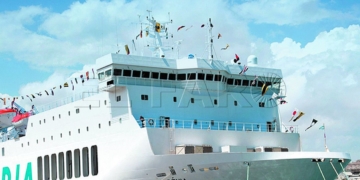 Imagen de uno de los barcos que conectan Melilla con la península