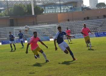 El defensa central de la UD Melilla, Mahanan, en una de sus jugadas defensivas frente a un futbolista de la cuadro del San Fernando.