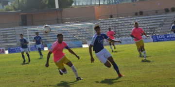 El defensa central de la UD Melilla, Mahanan, en una de sus jugadas defensivas frente a un futbolista de la cuadro del San Fernando.