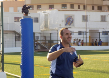 El entrenador de la Peña Real Madrid, en uno de los partidos disputados en el campo federativo de La Espiguera