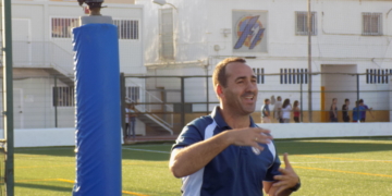 El entrenador de la Peña Real Madrid, en uno de los partidos disputados en el campo federativo de La Espiguera