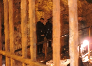 Grupo de menores buscando un sitio dondee dormir