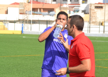 El técnico de la Peña Real Madrid, Santi Pérez, dando consignas a uno de sus jugadores