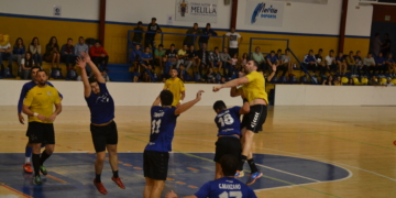 David Álvarez, en pleno lanzamiento, fue el máximo goleador del partido