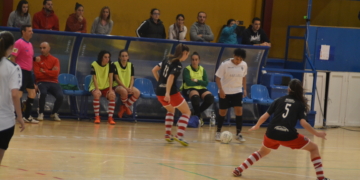Raquel, con la pelota, fue una de las jugadoras más destacadas del cuadro local