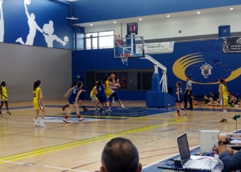 Las melillenses, en una de sus jugadas de ataque.
