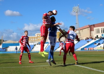 La lucha por cada balón en las áreas de ambas porterías fue muy intensa.