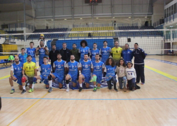 Todos los jugadores del CV Melilla se hicieron la foto oficial de la temporada, con el consejero de Deportes, Antonio Miranda