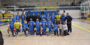 Todos los jugadores del CV Melilla se hicieron la foto oficial de la temporada, con el consejero de Deportes, Antonio Miranda