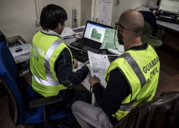 Imagen de dos agentes durante la realización de las labores de investigación.