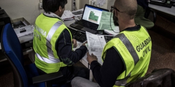 Imagen de dos agentes durante la realización de las labores de investigación.
