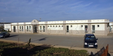 ML04. MELILLA, 27/10/07.- Los centros de menores de Melilla están colapsados desde hace algunos meses por la fuerte presión migratoria de la llamada inmigración infantil que padece la ciudad autónoma desde hace varios años. En la imagen, vista del exterior del centro de menores "La Purísima", en Melilla, un antiguo fuerte militar en el que se albergaban las llamadas Fuerzas Regulares y que hoy, totalmente reformado y adaptado, acoge a unos 195 niños de entre 10 y casi 18 años, cuando su capacidad tope es de 160 menores. El 95 por ciento de los menores acogidos en "La Purísima" son marroquíes y sólo un mínimo porcentaje corresponde a niños procedentes de zonas tan inusitadas como Senegal, Camerún o incluso Bangladesh. EFE/Laureano Valladolid