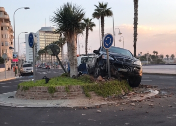 Un coche chocó contra una rotonda del Paseo Marítimo el pasado mes de octubre; el conductor fue herido de levedad.