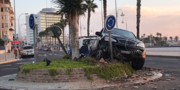 Un coche chocó contra una rotonda del Paseo Marítimo el pasado mes de octubre; el conductor fue herido de levedad.