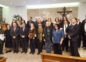 Foto de familia del acto de entrega del escudo de oro, celebrado ayer en el Colegio de la Divina Infantita