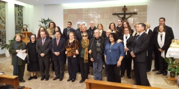 Foto de familia del acto de entrega del escudo de oro, celebrado ayer en el Colegio de la Divina Infantita